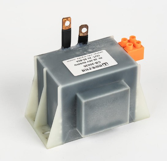 ¿Cuáles son las consideraciones clave de diseño para la disipación de calor en transformadores tipo R para entornos de instalación de alta densidad?